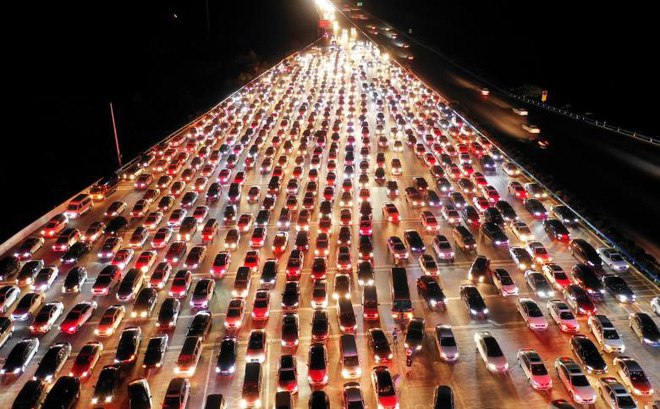 24h qua ảnh: Cảnh ách tắc giao thông trên đường cao tốc ở Trung Quốc - Ảnh 3.