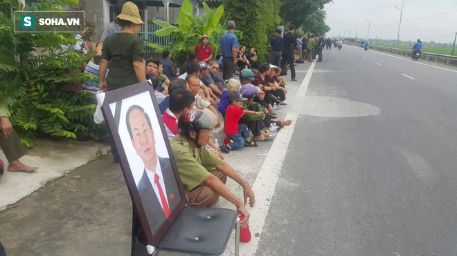 Người dân Ninh Bình ôm di ảnh đón thi hài cố Chủ tịch nước Trần Đại Quang - Ảnh 3.