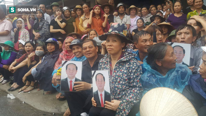 Người dân Ninh Bình ôm di ảnh đón thi hài cố Chủ tịch nước Trần Đại Quang - Ảnh 8.
