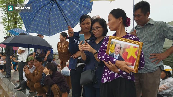 Người dân Ninh Bình ôm di ảnh đón thi hài cố Chủ tịch nước Trần Đại Quang - Ảnh 12.