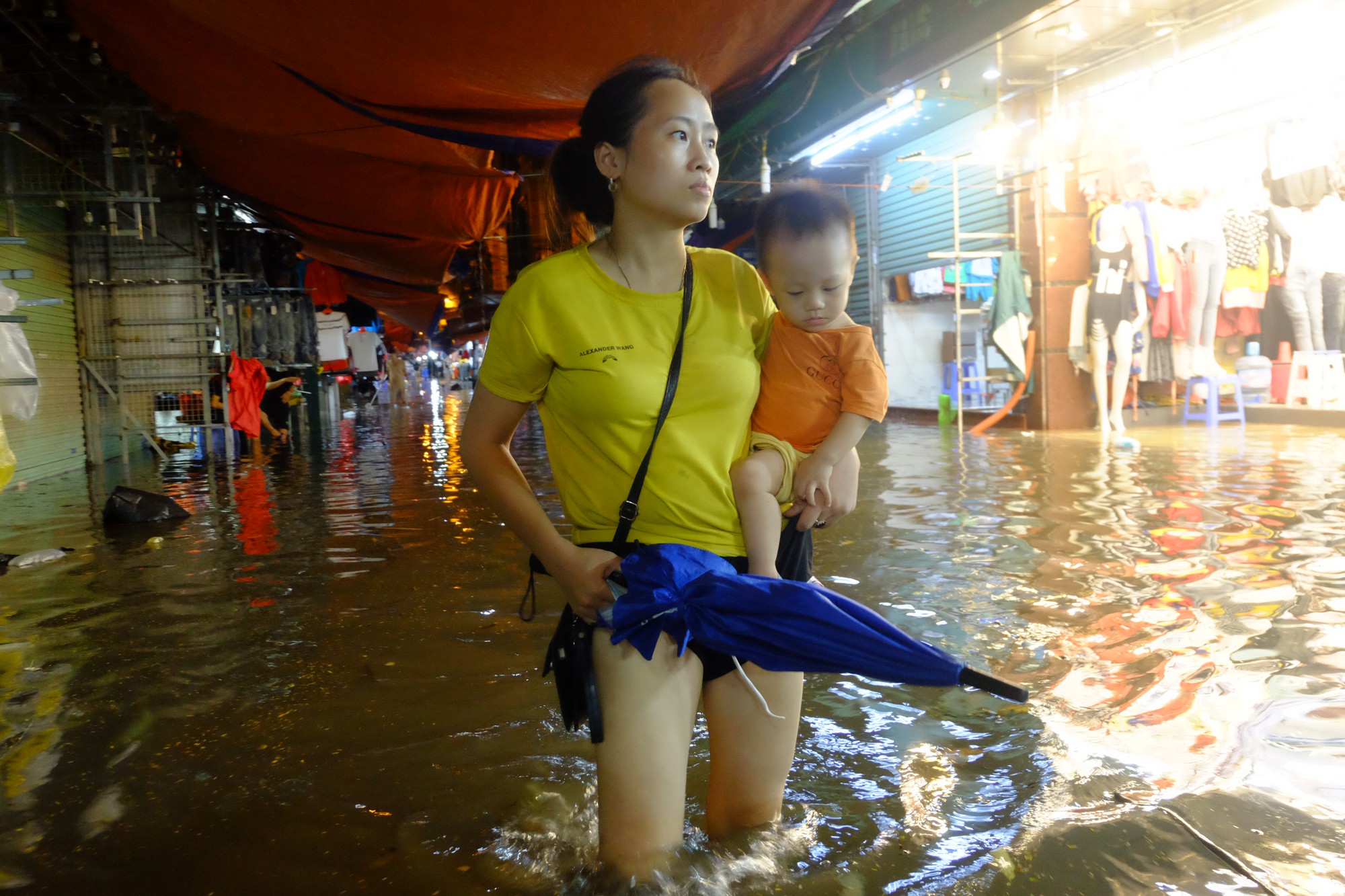 Hà Nội ngập sau cơn mưa lớn, rác trôi lềnh bềnh nhiều tuyến phố - Ảnh 6. Hà Nội ngập sau cơn mưa lớn, rác trôi lềnh bềnh nhiều tuyến phố 6