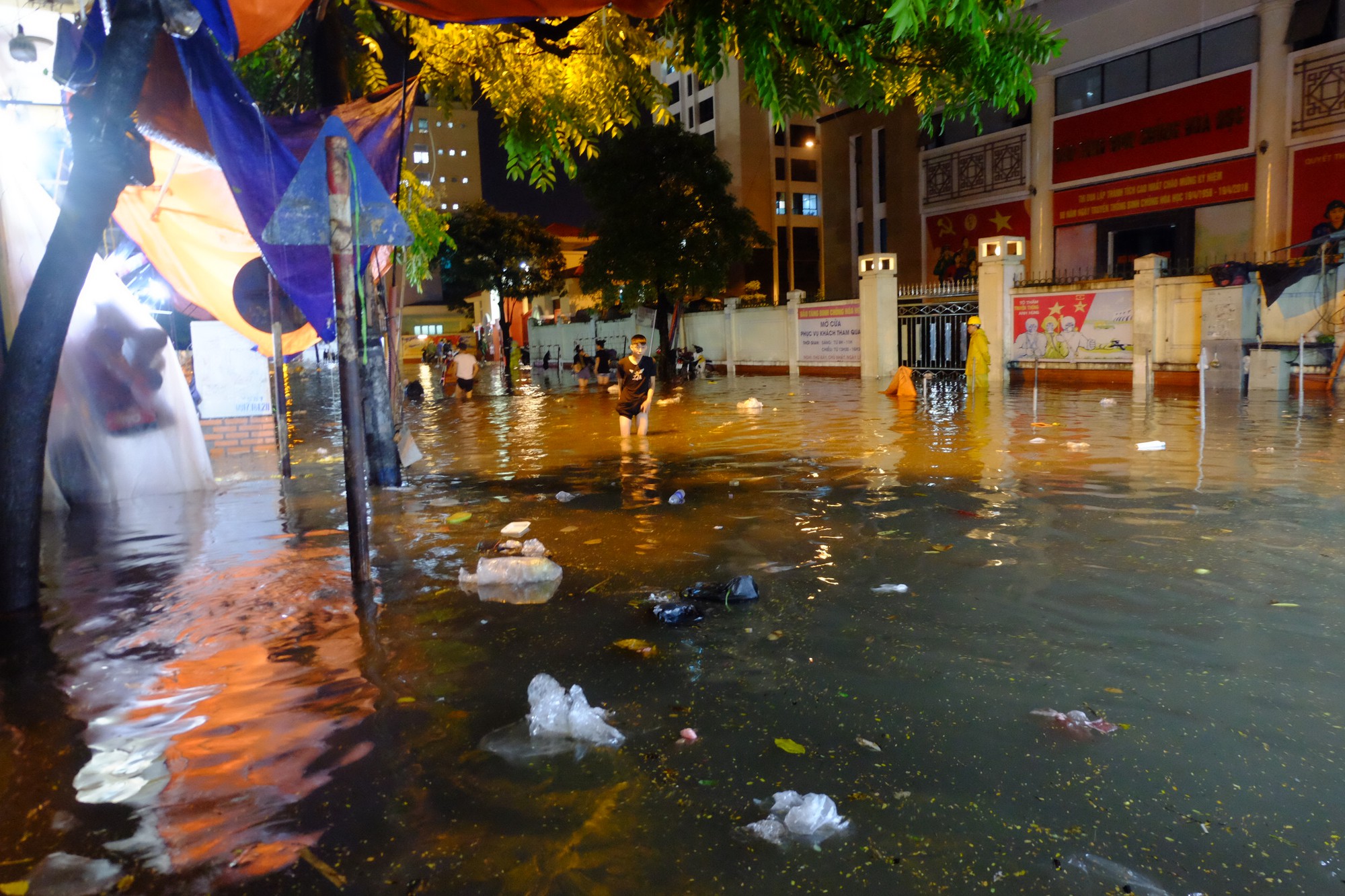 Hà Nội ngập sau cơn mưa lớn, rác trôi lềnh bềnh nhiều tuyến phố - Ảnh 10.