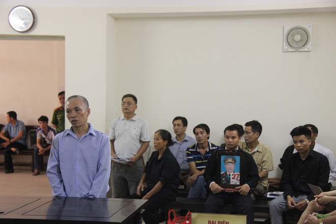 Gã đàn ông giết em họ, đốt xác phi tang đêm 30 tết khai báo quanh co tại tòa - ảnh 2 Gã đàn ông giết em họ, đốt xác phi tang đêm 30 tết khai báo quanh co tại tòa - Ảnh 3.