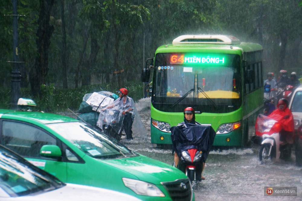 Sài Gòn tiếp tục mưa lớn gây ngập nặng, hành khách lội nước ra vào sân bay Tân Sơn Nhất - Ảnh 2.