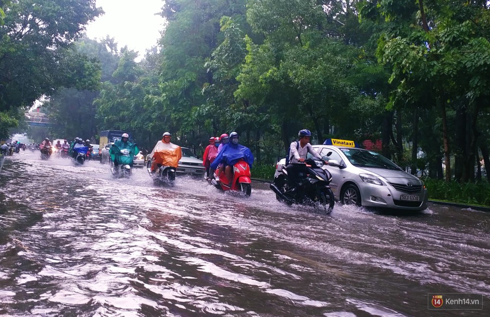 Sài Gòn tiếp tục mưa lớn gây ngập nặng, hành khách lội nước ra vào sân bay Tân Sơn Nhất - Ảnh 6.