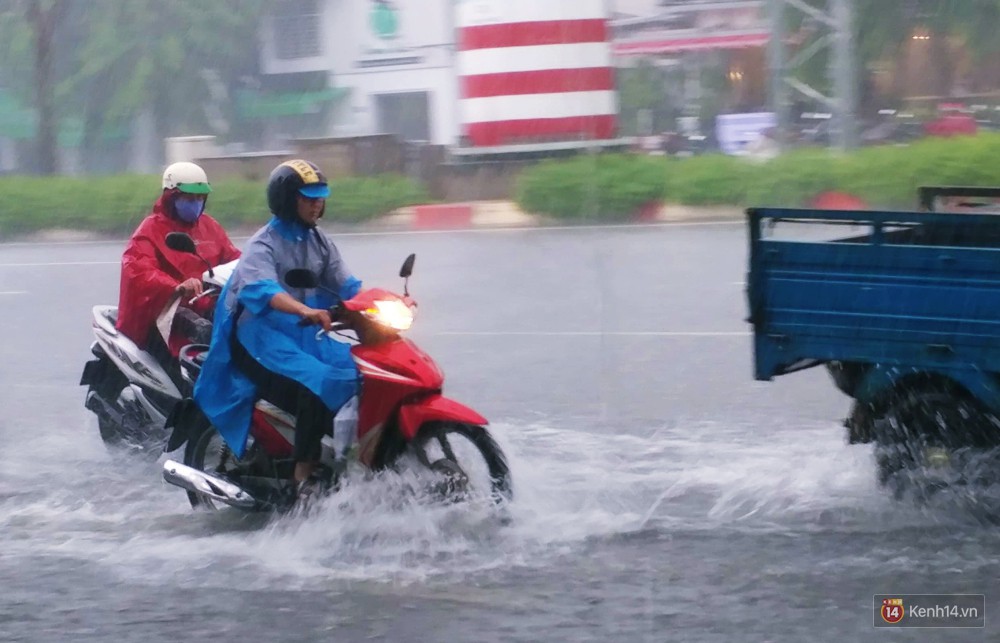 Sài Gòn tiếp tục mưa lớn gây ngập nặng, hành khách lội nước ra vào sân bay Tân Sơn Nhất - Ảnh 14.