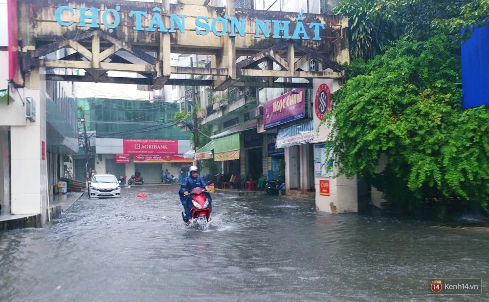 Sài Gòn tiếp tục mưa lớn gây ngập nặng, hành khách lội nước ra vào sân bay Tân Sơn Nhất - Ảnh 11.