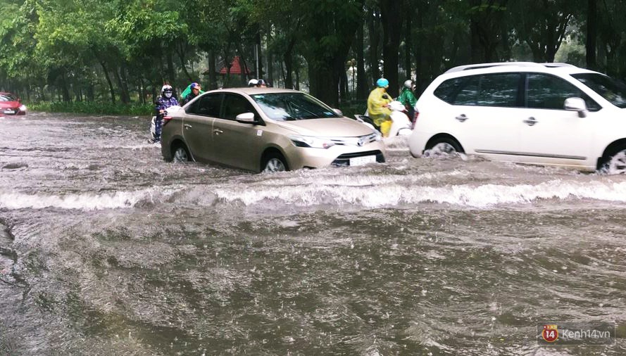 Sài Gòn tiếp tục mưa lớn gây ngập nặng, hành khách lội nước ra vào sân bay Tân Sơn Nhất - Ảnh 10.