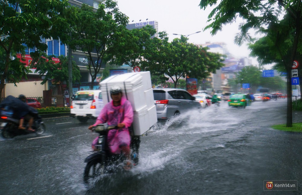 Sài Gòn tiếp tục mưa lớn gây ngập nặng, hành khách lội nước ra vào sân bay Tân Sơn Nhất - Ảnh 9.