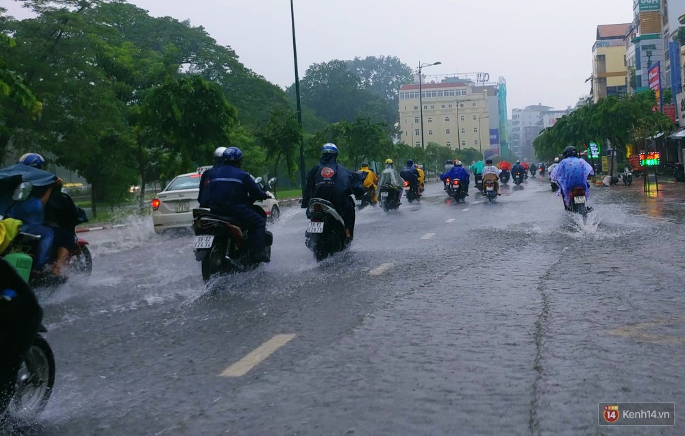 Sài Gòn tiếp tục mưa lớn gây ngập nặng, hành khách lội nước ra vào sân bay Tân Sơn Nhất - Ảnh 12.
