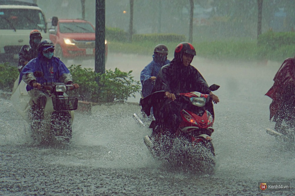 Sài Gòn tiếp tục mưa lớn gây ngập nặng, hành khách lội nước ra vào sân bay Tân Sơn Nhất - Ảnh 17.