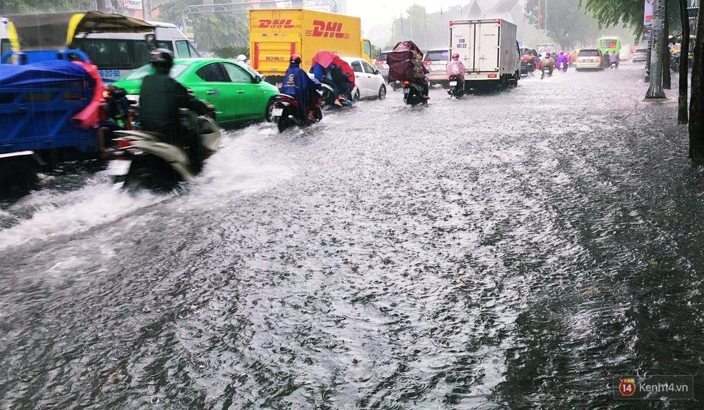 Sài Gòn tiếp tục mưa lớn gây ngập nặng, hành khách lội nước ra vào sân bay Tân Sơn Nhất - Ảnh 8.