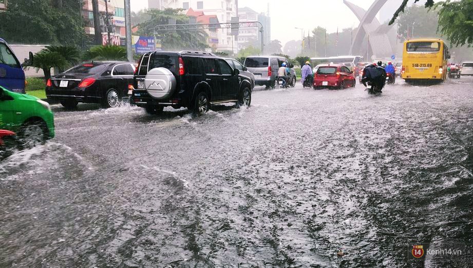 Sài Gòn tiếp tục mưa lớn gây ngập nặng, hành khách lội nước ra vào sân bay Tân Sơn Nhất - Ảnh 4.