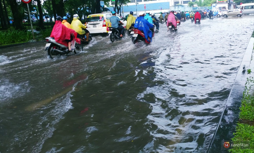 Sài Gòn tiếp tục mưa lớn gây ngập nặng, hành khách lội nước ra vào sân bay Tân Sơn Nhất - Ảnh 3.