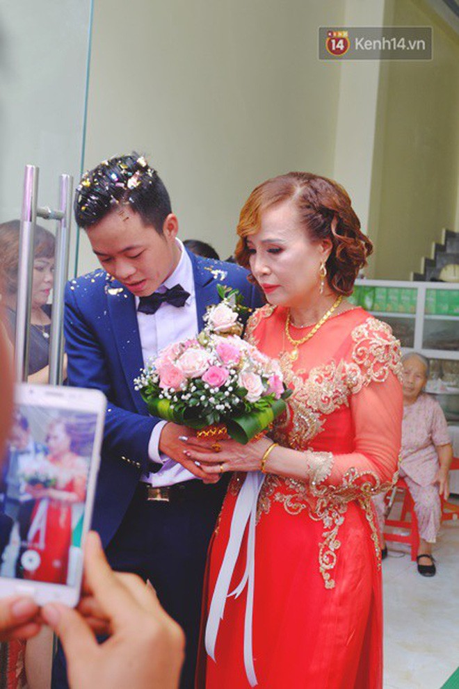 Sau đám cưới, cô dâu 62 tuổi đi Hà Nội để tân trang lông mày và xăm tên hai vợ chồng lên cơ thể - Ảnh 1.