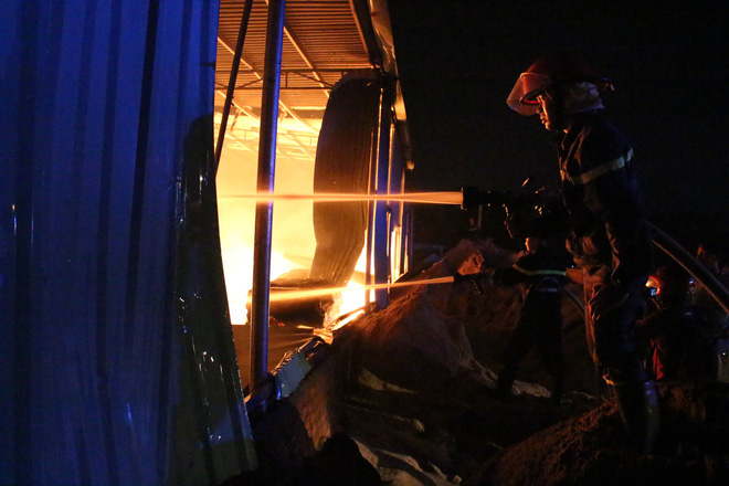 Cảnh sát đục tôn chữa cháy công ty gỗ rộng hàng nghìn m2 ở Bình Dương - Ảnh 2.