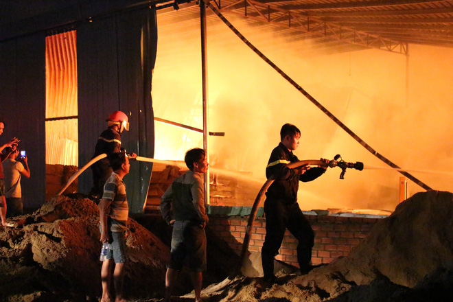 Cảnh sát đục tôn chữa cháy công ty gỗ rộng hàng nghìn m2 ở Bình Dương - Ảnh 7.