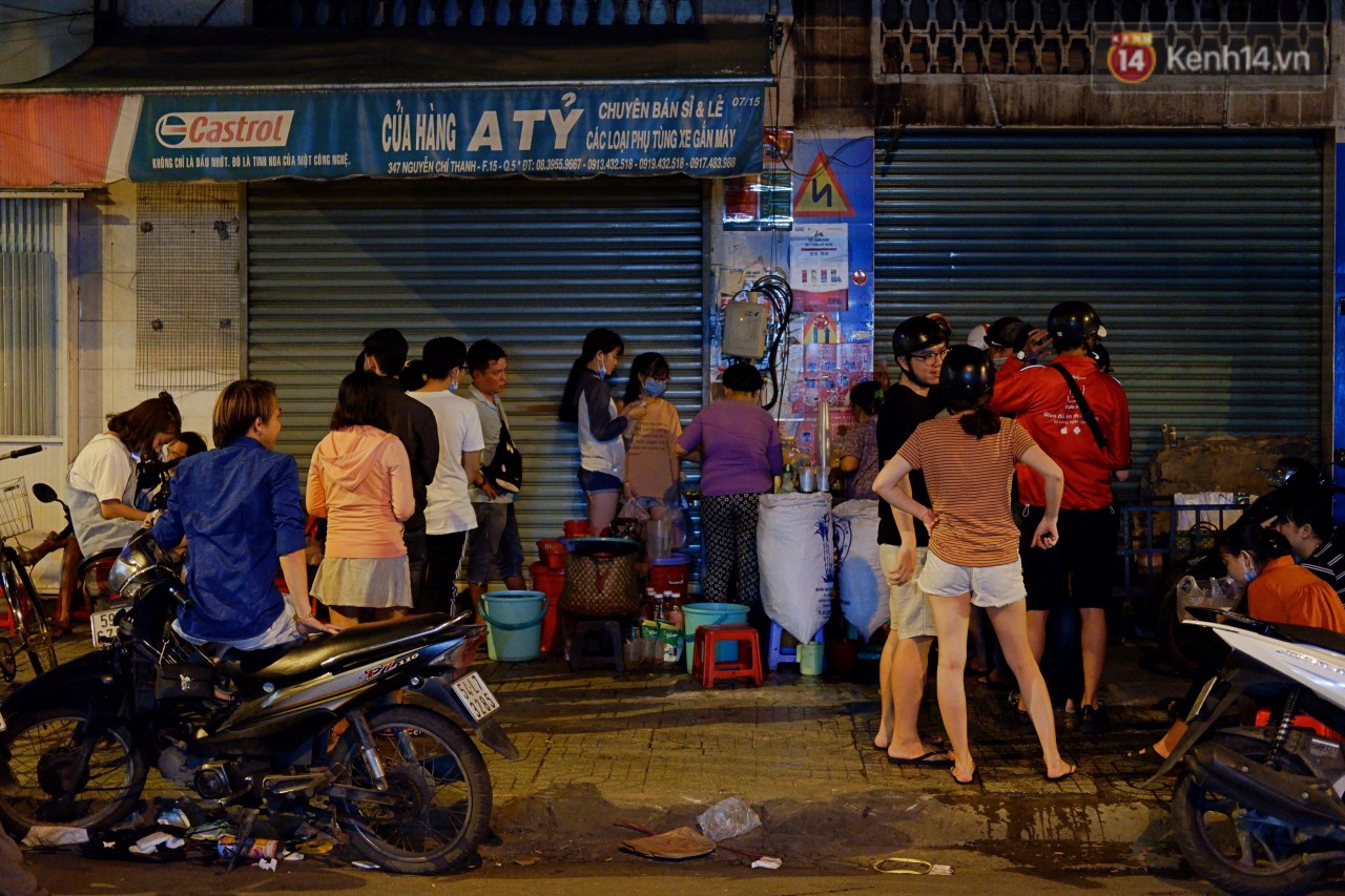 Trà đào chờ 30 năm ở vỉa hè Sài Gòn: Đông khách tới 2 giờ sáng, xếp hàng cả tiếng đồng hồ mới mua được - Ảnh 2.