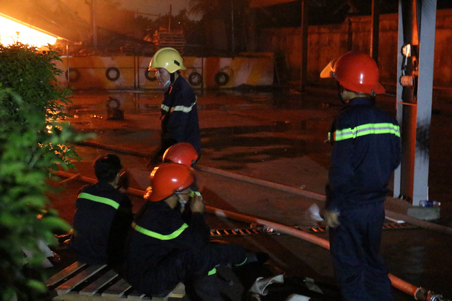 Nhà xưởng chìm trong biển lửa hơn 4 giờ chưa tắt, các chiến sĩ ăn bánh, uống nước lót dạ chữa cháy - Ảnh 6. Nhà xưởng chìm trong biển lửa hơn 4 giờ chưa tắt, các chiến sĩ ăn bánh, uống nước lót dạ chữa cháy 6