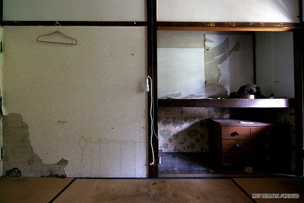 Khu ký túc xá 105 tuổi tại Nhật tuy hoang tàn, đổ nát, có thể sập bất cứ lúc nào nhưng sinh viên không chịu dời đi vì lý do đặc biệt này - Ảnh 13.