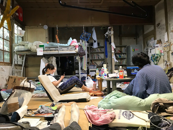 Khu ký túc xá 105 tuổi tại Nhật tuy hoang tàn, đổ nát, có thể sập bất cứ lúc nào nhưng sinh viên không chịu dời đi vì lý do đặc biệt này - Ảnh 4.