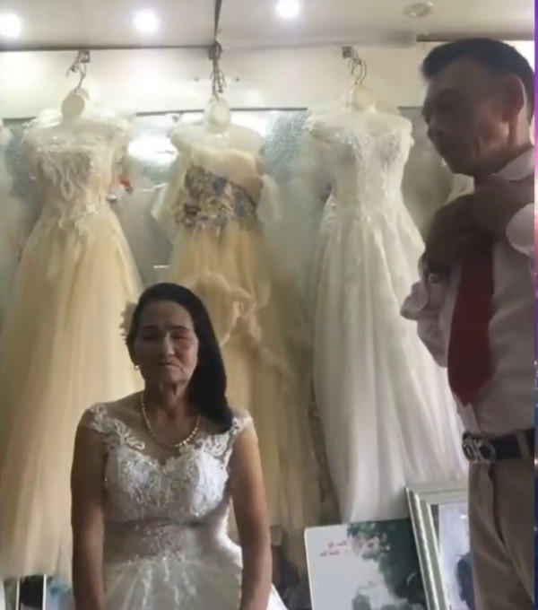 Nghệ An: Cô dâu u70 tuổi thử váy cưới khiến cư dân mạng xôn xao - Ảnh 2.