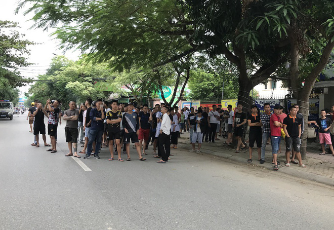 Cảnh sát dùng súng bắn tỉa vây bắt đối tượng hình sự cố thủ trong nhà ở Nghệ An - Ảnh 3. Vây bắt nghẹt thở kẻ dùng lựu đạn cố thủ trong nhà ở TP Vinh: Đối tượng vẫn lên FB thách thức 3