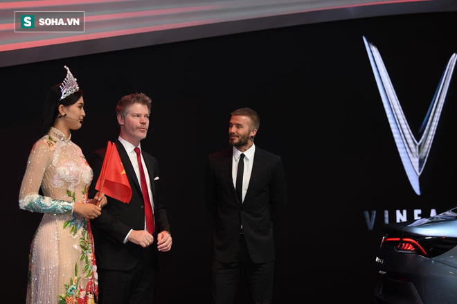 Hoa hậu Trần Tiểu Vy rạng rỡ sánh đôi bên David Beckham trên sân khấu ra mắt xe hơi VINFAST - Ảnh 4.