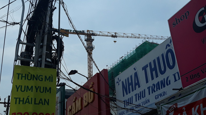 Cận cảnh những cần cẩu công trình dài hàng chục mét treo lơ lửng trên đầu người đi đường ở Sài Gòn - Ảnh 3.