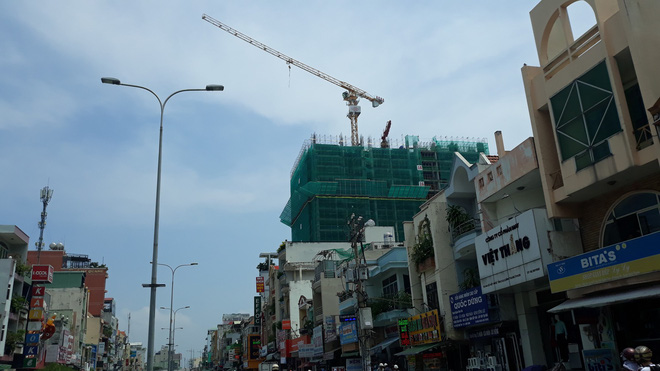 Cận cảnh những cần cẩu công trình dài hàng chục mét treo lơ lửng trên đầu người đi đường ở Sài Gòn - Ảnh 8.