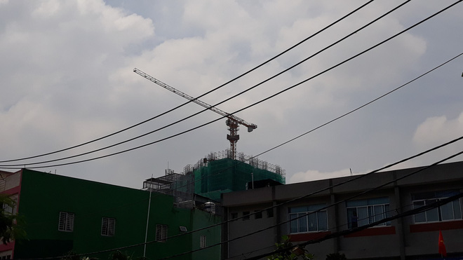 Cận cảnh những cần cẩu công trình dài hàng chục mét treo lơ lửng trên đầu người đi đường ở Sài Gòn - Ảnh 9.