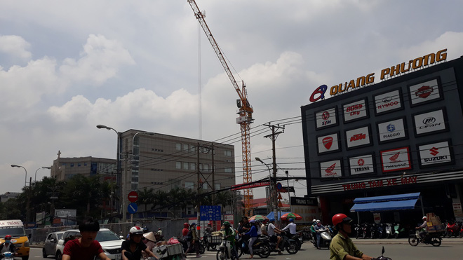 Cận cảnh những cần cẩu công trình dài hàng chục mét treo lơ lửng trên đầu người đi đường ở Sài Gòn - Ảnh 13.