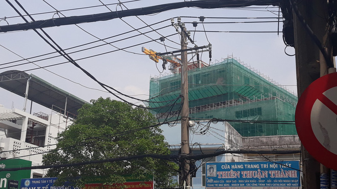 Cận cảnh những cần cẩu công trình dài hàng chục mét treo lơ lửng trên đầu người đi đường ở Sài Gòn - Ảnh 2.