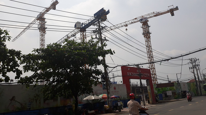 Cận cảnh những cần cẩu công trình dài hàng chục mét treo lơ lửng trên đầu người đi đường ở Sài Gòn - Ảnh 18.
