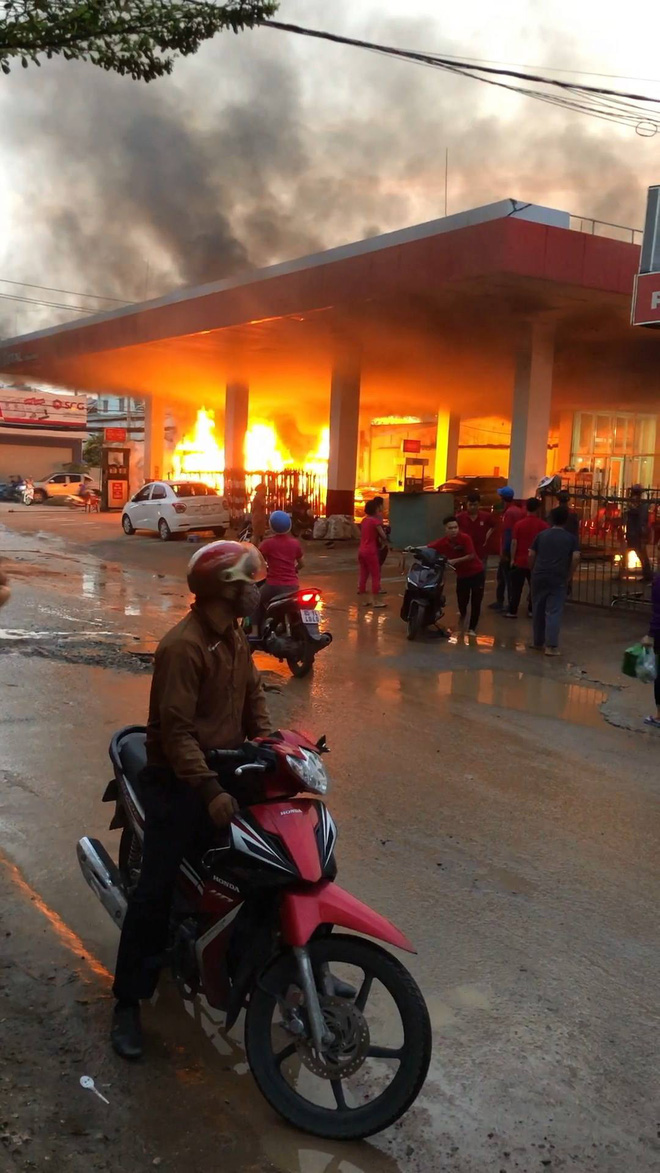 Nguyên nhân vụ cây xăng bốc cháy dữ dội kèm tiếng nổ lớn khiến nhiều người hoảng loạn bỏ chạy thoát thân ở Sài Gòn - Ảnh 2.