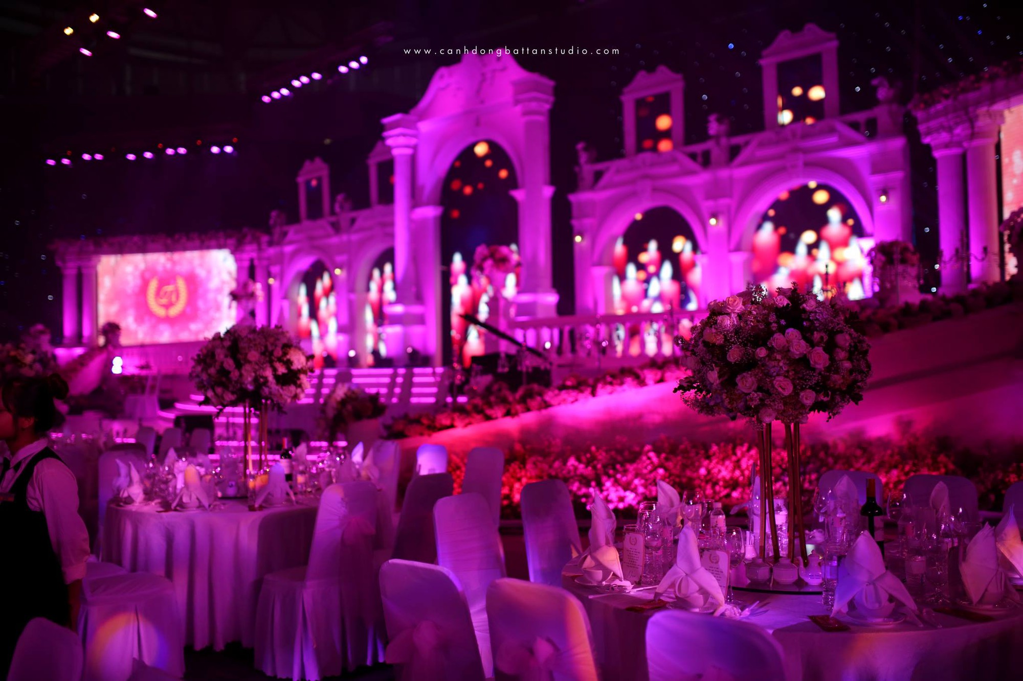 Choáng với đám cưới siêu khủng ở Đà Nẵng thuê nhà thi đấu có sức chứa hơn 7.000 khách, mời dàn ca sĩ nổi tiếng Đàm Vĩnh Hưng, Dương Triệu Vũ - Ảnh 2.