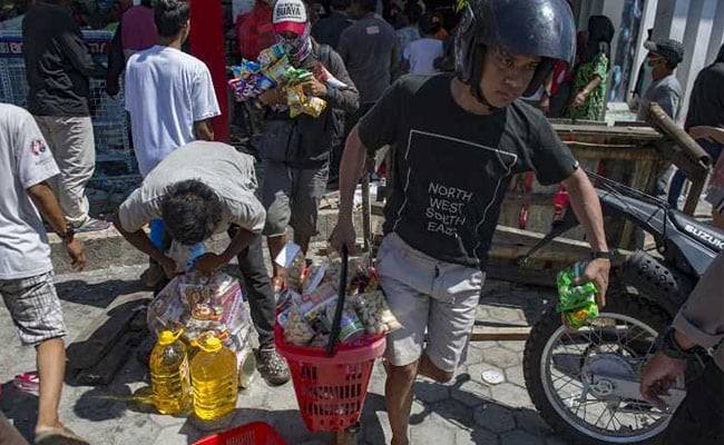 Quân đội Indonesia cảnh báo sẽ bắn người cướp bóc sau thảm họa động đất, sóng thần - Ảnh 1.