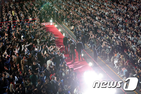 Thảm đỏ LHP quốc tế Busan hội tụ gần 30 siêu sao: Jang Dong Gun - Hyun Bin như ông hoàng, dàn mỹ nhân quá lộng lẫy - Ảnh 1.