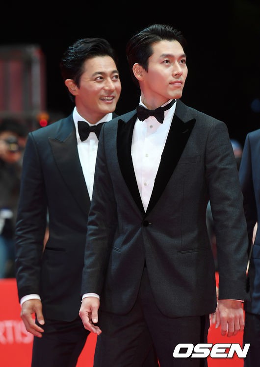 Thảm đỏ LHP quốc tế Busan hội tụ gần 30 siêu sao: Jang Dong Gun - Hyun Bin như ông hoàng, dàn mỹ nhân quá lộng lẫy - Ảnh 2.