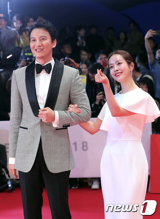 Thảm đỏ LHP quốc tế Busan hội tụ gần 30 siêu sao: Jang Dong Gun - Hyun Bin như ông hoàng, dàn mỹ nhân quá lộng lẫy - Ảnh 21.