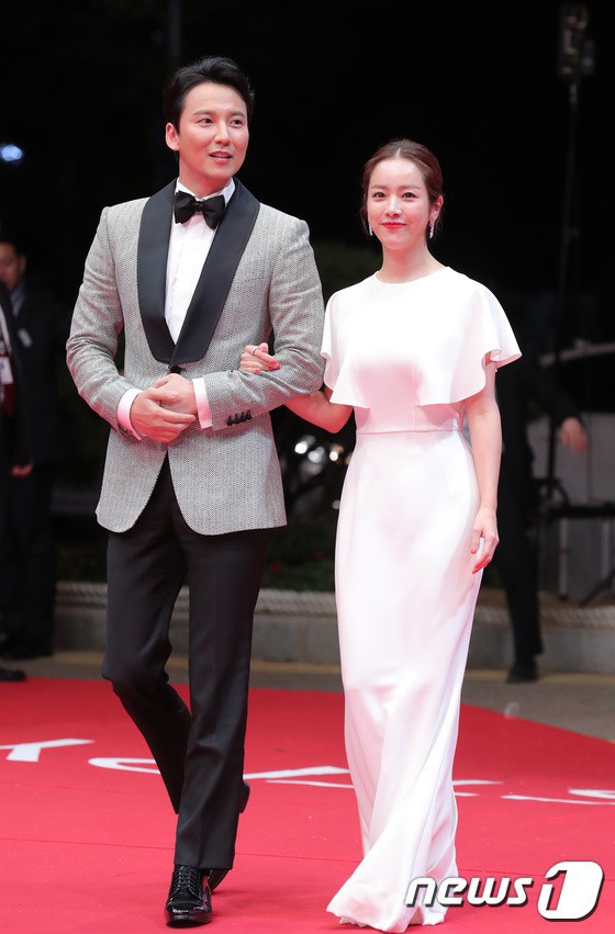 Thảm đỏ LHP quốc tế Busan hội tụ gần 30 siêu sao: Jang Dong Gun - Hyun Bin như ông hoàng, dàn mỹ nhân quá lộng lẫy - Ảnh 22.