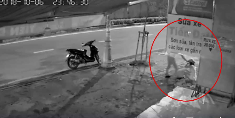 Xuất hiện clip người đàn ông ăn mặc lịch lãm bạo hành phụ nữ dã man trên vỉa hè khiến cộng đồng mạng phẫn nộ 1 Xuất hiện clip người đàn ông ăn mặc lịch lãm bạo hành phụ nữ dã man trên vỉa hè khiến cộng đồng mạng phẫn nộ 1