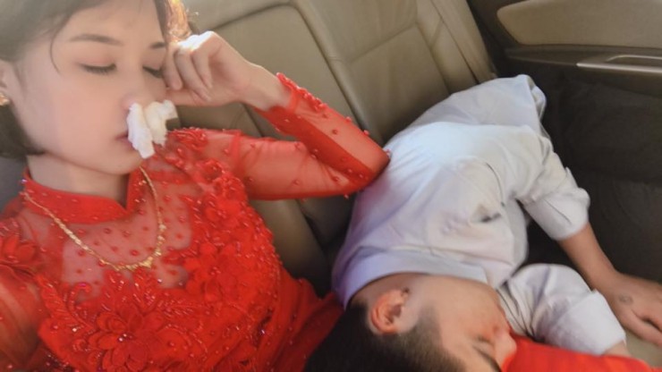 Hình ảnh cô dâu say xe bịt mũi bằng giấy ăn, đeo túi bóng trên miệng nhưng trước khi sấp mặt vẫn phải selfie khiến nhiều người bật cười - Ảnh 1.