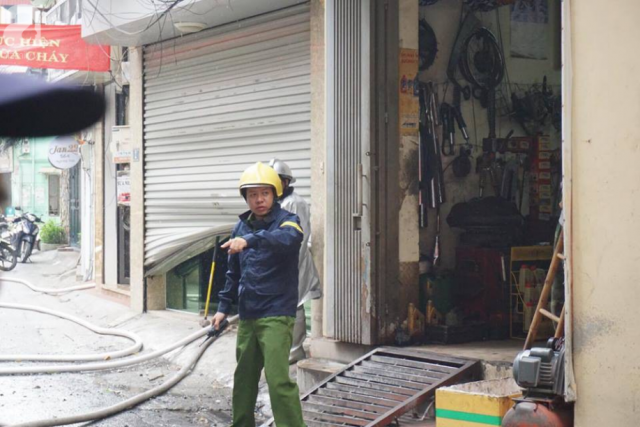 Hà Nội: Ngôi nhà trên phố Núi Trúc bốc cháy dữ dội, nhiều người hoảng loạn 3