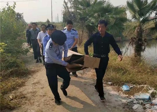 Dân làng hốt hoảng phát hiện thi thể gói trong bìa giấy vứt bên đường, cảnh sát đến nơi mới ngã ngửa khi sự thật phơi bày - Ảnh 1. Dân làng hốt hoảng phát hiện thi thể gói trong bìa giấy vứt bên đường, cảnh sát đến nơi mới ngã ngửa khi sự thật phơi bày 1