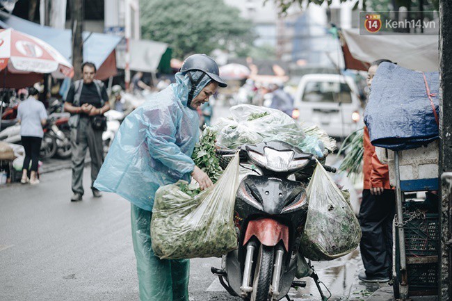 Chùm ảnh gió mùa đầu tiên ở Hà Nội - Ảnh 9. Chùm ảnh: Hà Nội đã có ngày đầu tiên đón gió lạnh đầu mùa thực sự! 12