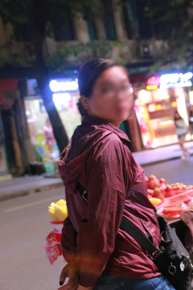 Nhiệt độ Hà Nội đột ngột giảm mạnh, người dân mặc áo ấm ra đường - Ảnh 9.