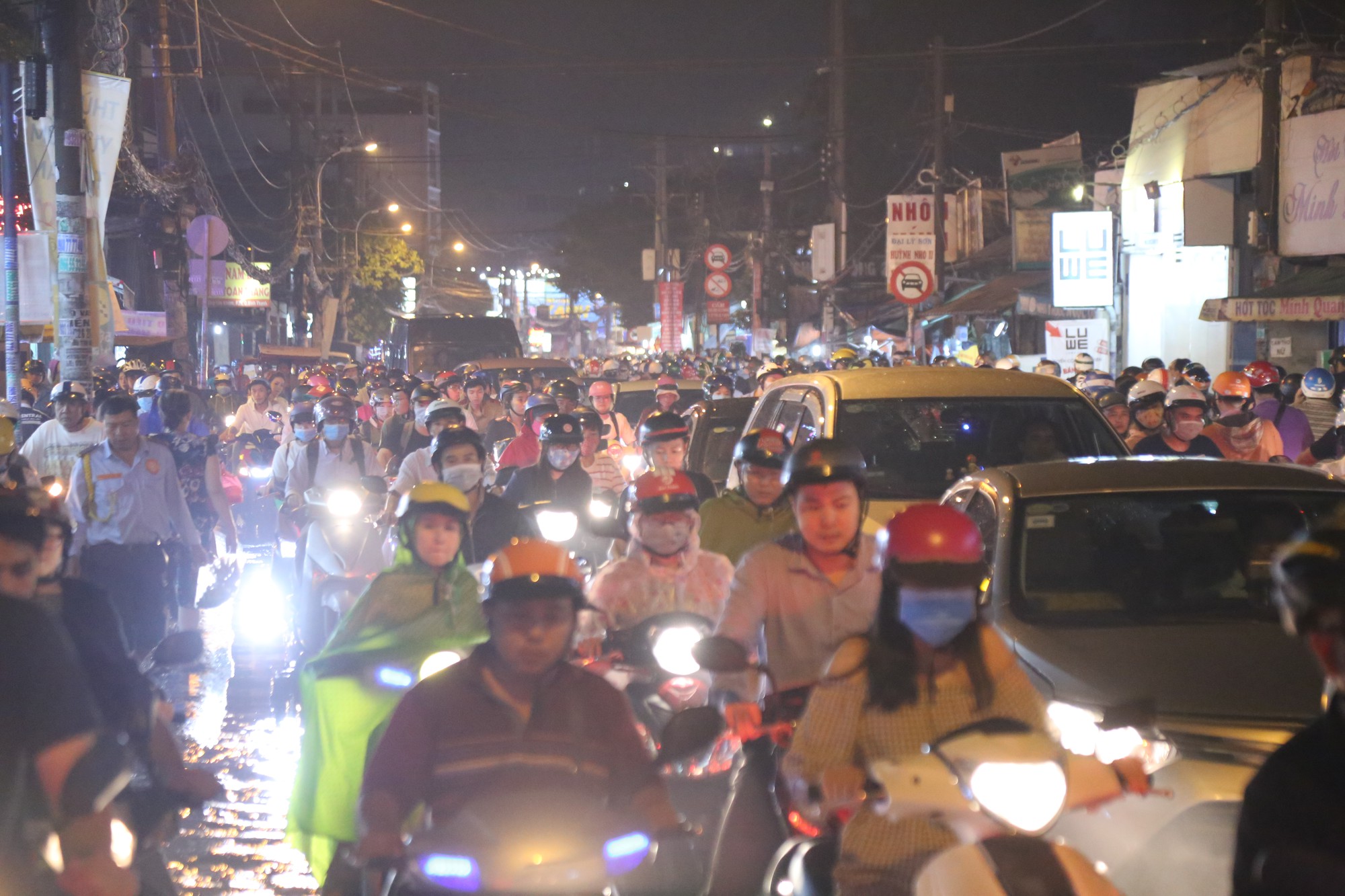 Sài Gòn ùn tắc kinh hoàng sau mưa lớn, trẻ em ngủ gục trên vai ba mẹ ngoài đường - Ảnh 2.