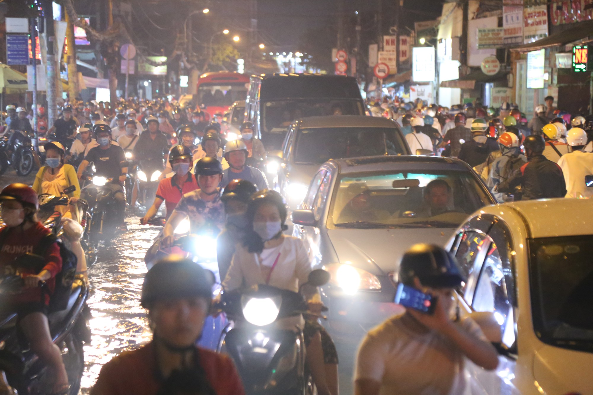 Sài Gòn ùn tắc kinh hoàng sau mưa lớn, trẻ em ngủ gục trên vai ba mẹ ngoài đường - Ảnh 3.