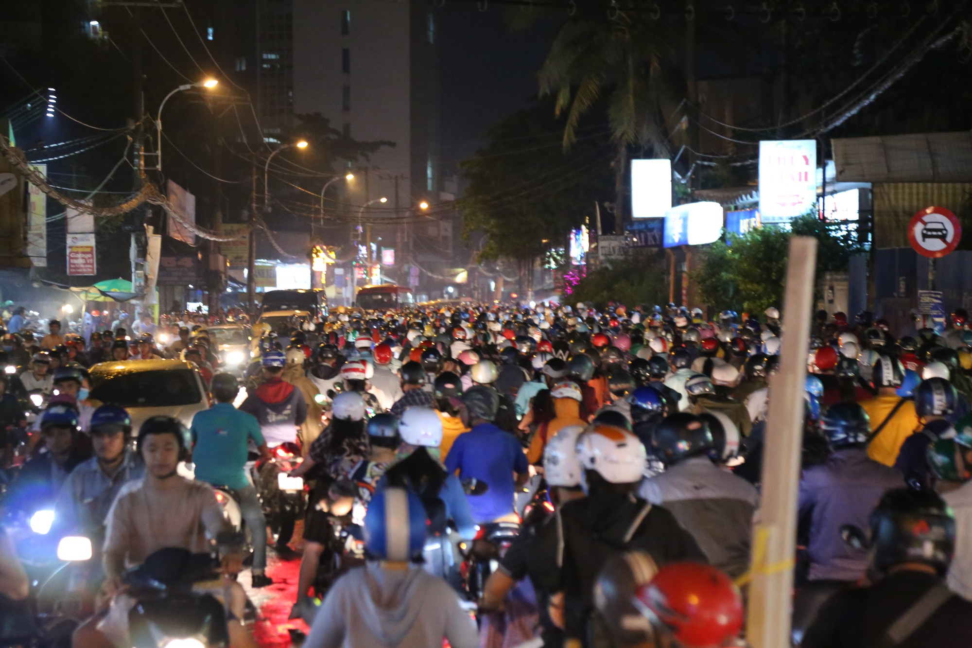 Sài Gòn ùn tắc kinh hoàng sau mưa lớn, trẻ em ngủ gục trên vai ba mẹ ngoài đường 6 Sài Gòn ùn tắc kinh hoàng sau mưa lớn, trẻ em ngủ gục trên vai ba mẹ ngoài đường 6